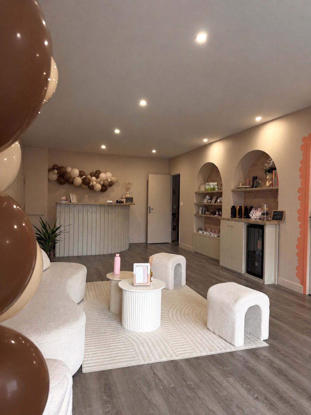 L'espace lounge du studio, déco girly chic aux tons crème et chocolat